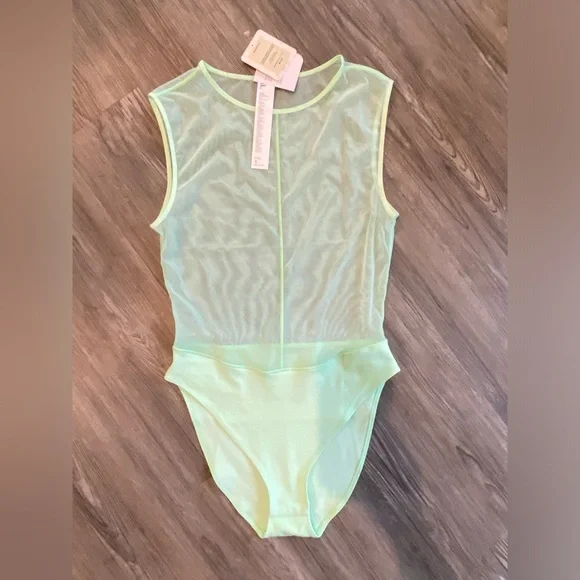 Fabletics mesh top and windbreaker pants - Picture 4 of 8